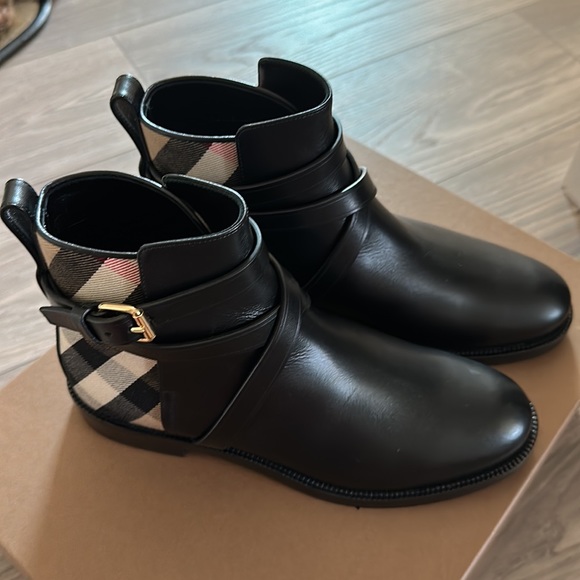BRAND NEW Burberry Chelsea boots - Picture 3 of 5
